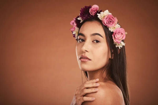 Makyaj Güzellik Kafasında Çiçekli Taç Olan Kadın Kozmetik Ürünleri Güzellik — Stok fotoğraf