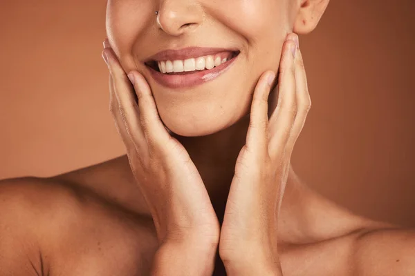 Dental Sonrisa Dientes Cuidado Oral Mujer Sobre Fondo Marrón Estudio —  Fotos de Stock