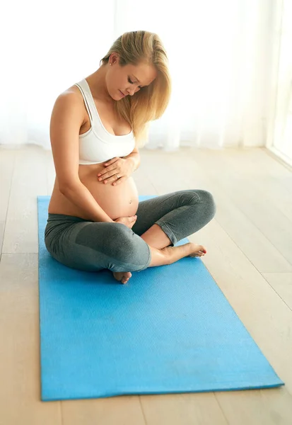 Bebeği Için Her Gün Sağlıklı Hamleler Yapıyor Hamile Bir Kadın — Stok fotoğraf