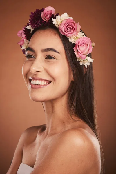 Güzellik Cilt Bakımı Çiçek Taçlı Bir Kadın Portresi Yüzünde Gülümseme — Stok fotoğraf