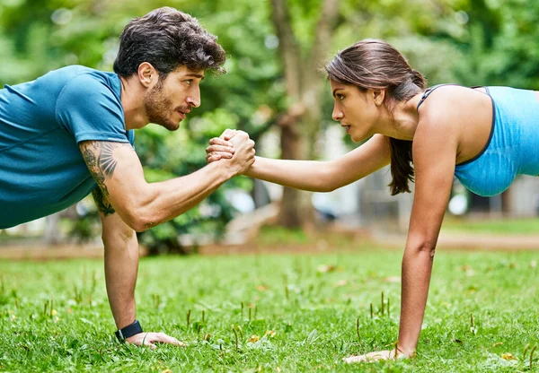 他们依靠彼此的支持和动力 一对年轻的运动型夫妇一起在户外锻炼 — 图库照片