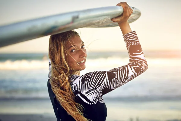 Kom Erbij Achteraanzicht Portret Van Een Aantrekkelijke Jonge Vrouwelijke Surfer — Stockfoto