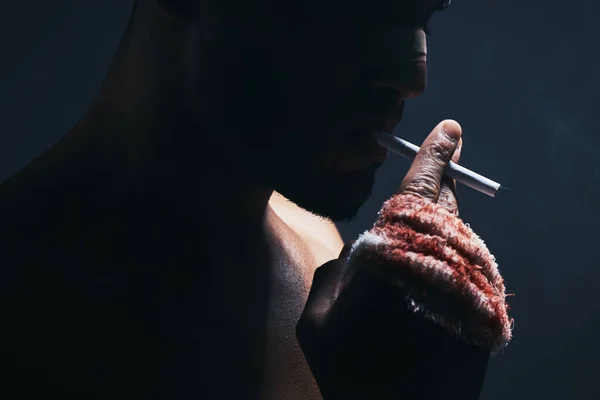 Skada Cigarett Och Blod Bandage Hand Kickboxning Man Studio För — Stockfoto