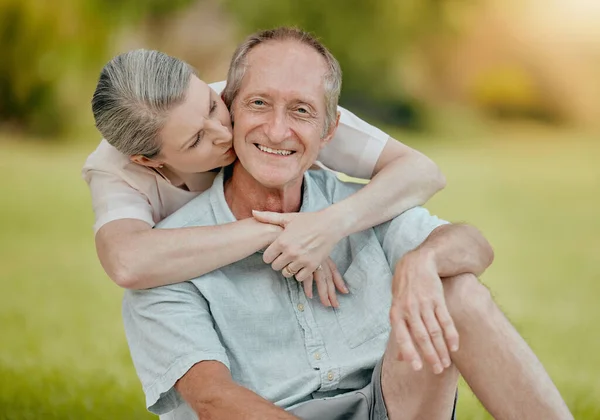 Senior Couple Park Kiss Love Affection Care Garden Summer Mature — Stock Photo, Image