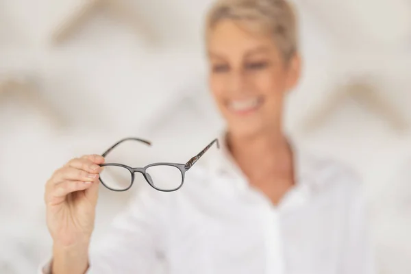 Görüş Bulanıklık Gözlük Tutan Kadın Bir Optometri Dükkanında Reçeteli Lens — Stok fotoğraf