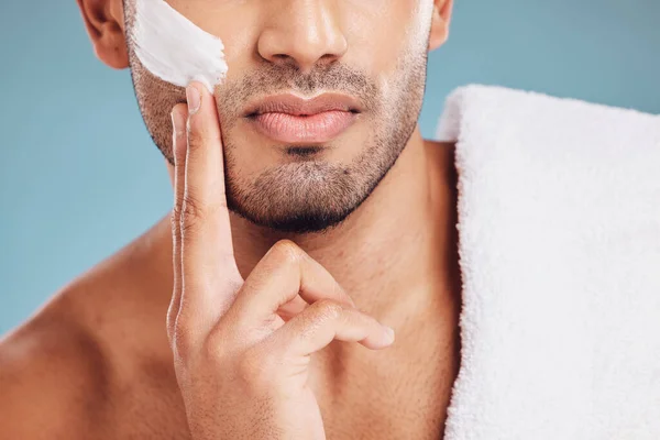 Îngrijirea Pielii Crema Facială Mâinile Omului Folosind Loțiune Cremă Față — Fotografie, imagine de stoc