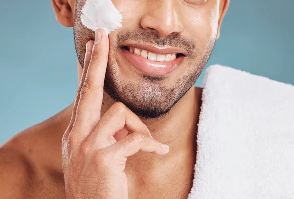 Hombre Con Crema Afeitar Cara Cuidado Piel Con Producto Belleza — Foto de Stock