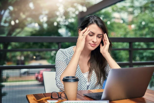 Stres Niedopowiedzenie Atrakcyjna Młoda Bizneswoman Wyglądająca Zestresowaną Podczas Pracy Nad — Zdjęcie stockowe