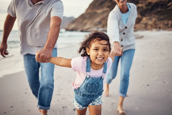 Οικογένεια Παραλία Και Παππούδες Κρατώντας Χέρια Του Κοριτσιού Διακοπές Διακοπές — Φωτογραφία Αρχείου