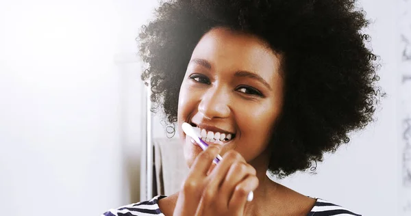 Rutyna Wczesnych Ranków Portret Wesołej Młodej Kobiety Myjącej Zęby Patrząc — Zdjęcie stockowe