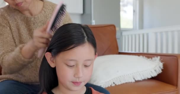 Moeder Aziatisch Meisje Borstel Haar Voor Kinderopvang Hechting Verbinding Met — Stockvideo