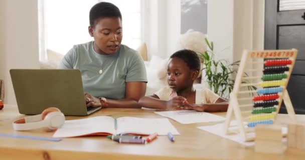 Чорна Жінка Ноутбук Допомогти Дитині Домашнім Завданням Вводячи Роботу Пропозиції — стокове відео