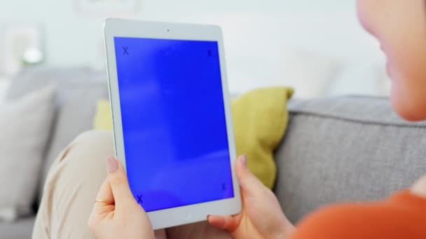 Μακιγιάζ Tablet Καναπέ Γυναίκα Και Πράσινη Οθόνη Διαφημιστικό Χώρο Και — Αρχείο Βίντεο