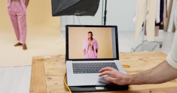 Laptop Fotózás Modell Stúdióban Fotós Szerkesztő Forgatás Egy Hűvös Divat — Stock videók