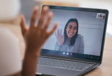 Dizüstü bilgisayar, dalga ve kadınlar dijital iş toplantısı, koçluk ve çevrimiçi danışmanlık eğitimi için bir video çağrısı yapıyorlar. Gülümse, iletişim kur, mutlu arkadaşlar kur, konuş ve internette konuş..