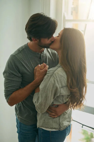 我可不想离开这个地方一对深情的年轻夫妇共享着一个吻 — 图库照片