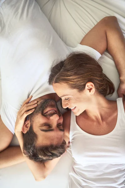 Ben Seninim Sen Benimsin Mutlu Genç Bir Çiftin Evde Yatakta — Stok fotoğraf