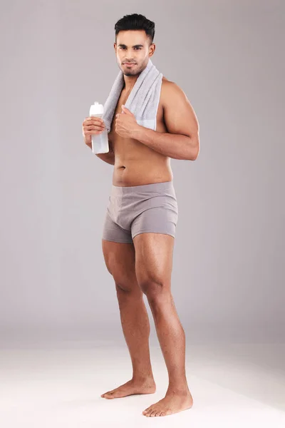 Portret Waterfles Man Met Handdoek Geïsoleerd Grijze Studio Achtergrond Fitness — Stockfoto
