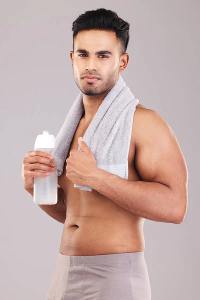 Portret Waterfles Man Met Handdoek Voor Wellness Training Met Grijze — Stockfoto