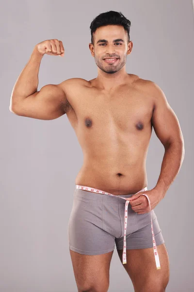Hubnutí Fitness Muž Svalovou Hmotností Tréninku Stravy Cvičení Šedém Pozadí — Stock fotografie