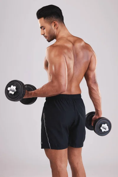 Hombre Hacer Ejercicio Muscular Dumbell Estudio Para Entrenamiento Fuerza Ejercicio —  Fotos de Stock
