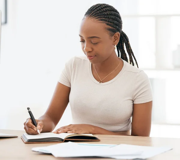Notitieboekje Werkend Zwarte Vrouw Die Briefjes Schrijft Het Kantoor Zittend — Stockfoto