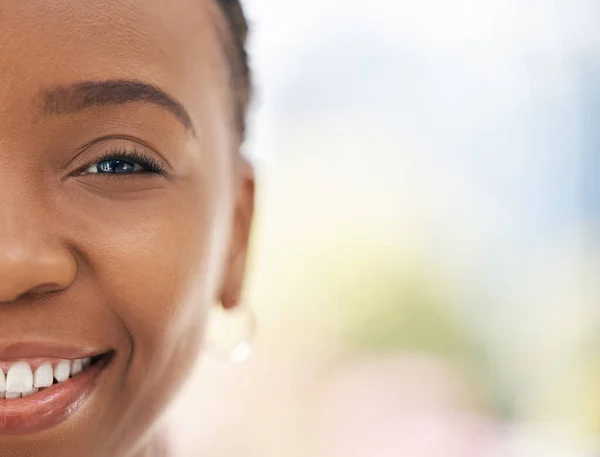Retrato Metade Rosto Mulher Negra Sorriso Com Maquete Beleza Cuidados — Fotografia de Stock