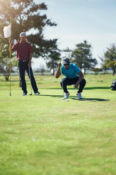 Bien Joué Jeune Golfeur Masculin Concentré Regardant Une Balle Golf — Photo
