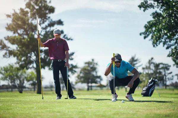 Stawiam Pierwszą Kolejkę Jeśli Się Uda Skupiony Młody Mężczyzna Golfista — Zdjęcie stockowe