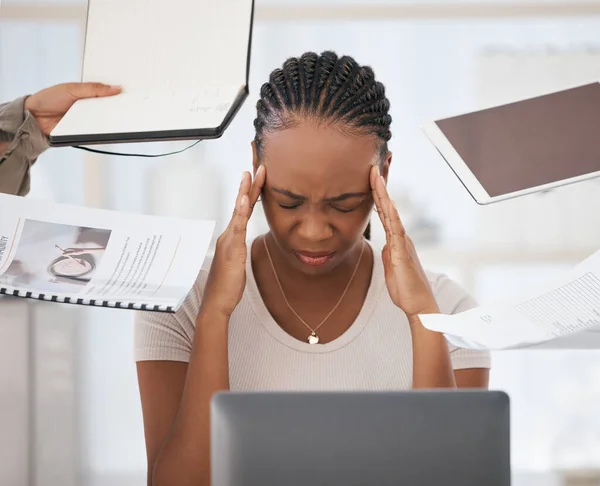 Dor Cabeça Estresse Esgotamento Mulher Negra Cargo Laptop Oprimido Por — Fotografia de Stock