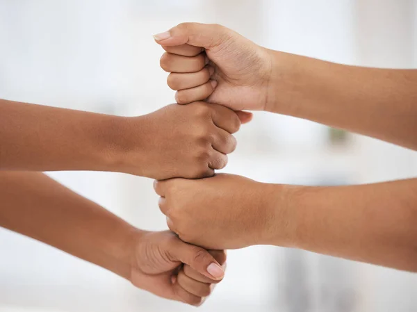 Faustschlag Hände Und Teambildung Für Eine Mission Zusammenarbeit Und Geschäftspartnerschaftsziele — Stockfoto