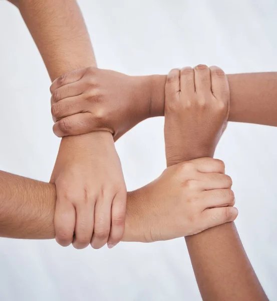 Ręce Współpraca Zjednoczeni Ludzie Trzymający Się Ręce Jedność Solidarność Więź — Zdjęcie stockowe