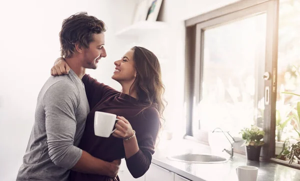 我爱你胜过言语所能表达的 一对有感情的年轻夫妇在家里喝咖啡休息 — 图库照片