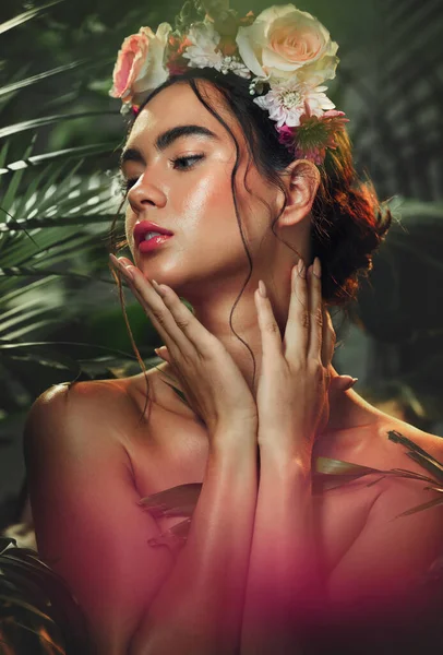 Flores Cuidado Piel Mujer Con Corona Rosa Estudio Belleza Maquillaje — Foto de Stock
