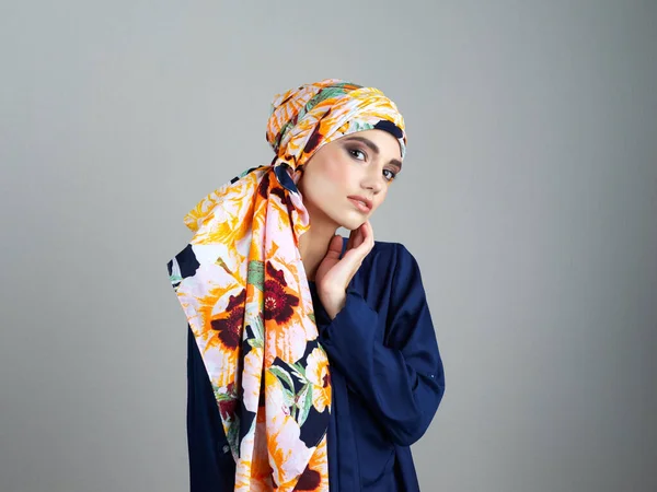 美しさの異なる種類 自信に満ちた若い女性のスタジオポートレートカラフルな頭のスカーフを身に着けている間灰色の背景にポーズ — ストック写真