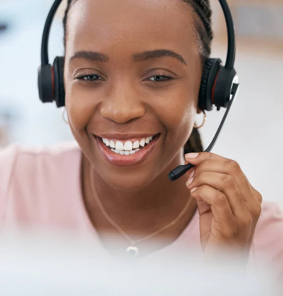 Zwarte Vrouw Tevreden Customer Support Agent Call Center Werknemer Met — Stockfoto