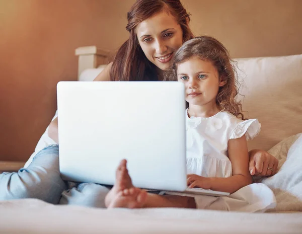 Ciekawy Młody Umysł Matka Jej Córeczka Używają Laptopa Razem Domu — Zdjęcie stockowe