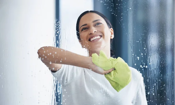 用黑人妇女擦拭办公室窗户时使用的布或抹布清洗 玻璃和卫生 用肥皂和水清洗透明表面的清洁剂 看门人或管家 — 图库照片
