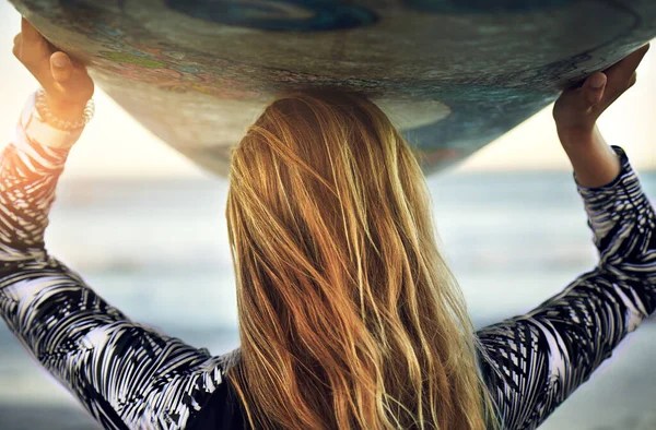 Oceán Kam Patřím Zadní Pohled Záběr Nepoznatelnou Mladou Surfařku Stojící — Stock fotografie