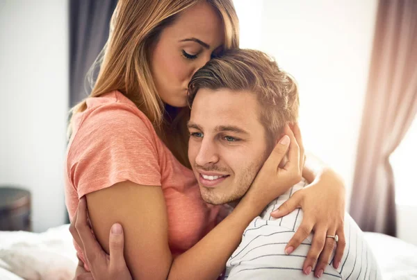 Herzen Befestigt Ein Glückliches Junges Paar Das Einen Liebevollen Moment — Stockfoto
