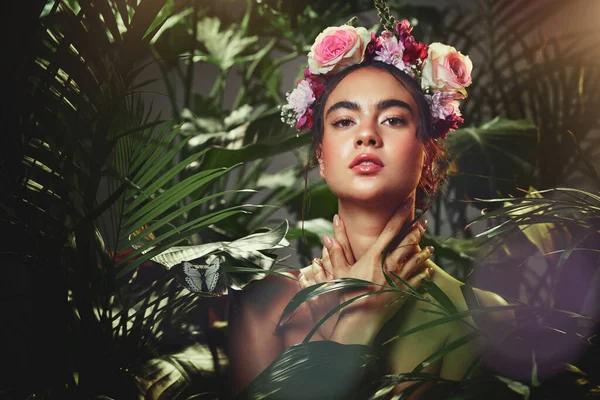 Retrato Belleza Rosa Corona Mujer Con Palmeras Tropicales Cosméticos Maquillaje — Foto de Stock