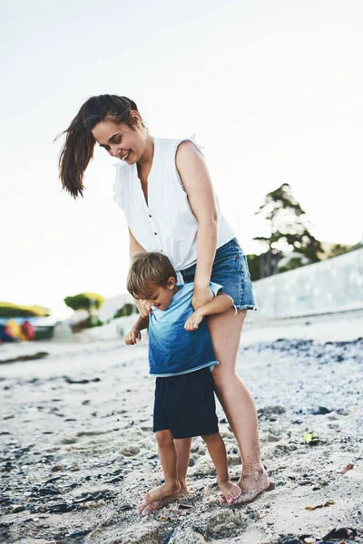 Wir Genießen Sand Laufen Eine Junge Mutter Und Ihr Sohn — Stockfoto