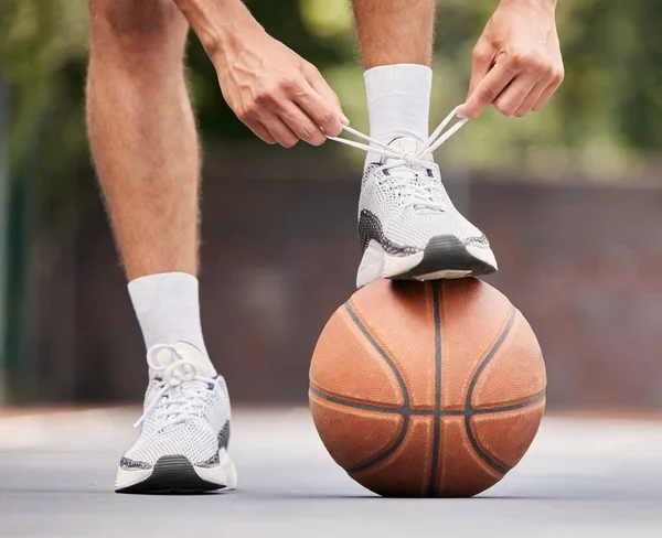 Basketbal Atleet Met Schoenveter Schoenen Sport Basketbalveld Outdoor Fitness Oefening — Stockfoto