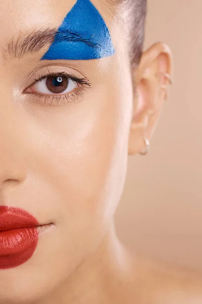 Arte Cara Mujer Maquillaje Payaso Pintura Cosméticos Cuidado Piel Siendo —  Fotos de Stock