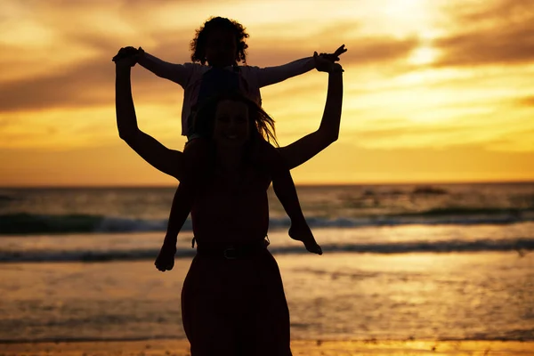 Silueta Západ Slunce Matka Dítětem Pláži Zatímco Letní Dovolenou Nebo — Stock fotografie