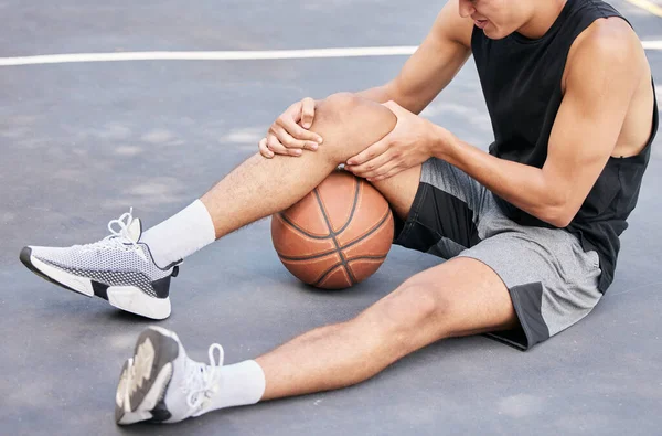 Basketball Man Knee Sports Injury Court Holding Painful Sore Tender — Stock Photo, Image