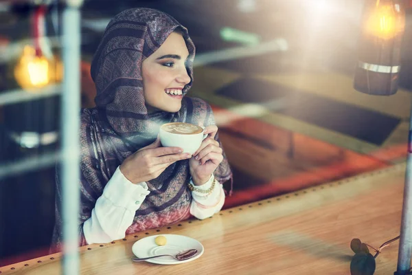 Хороший Кофе Делает Счастливого Клиента Молодая Женщина Выпивает Чашку Кофе — стоковое фото