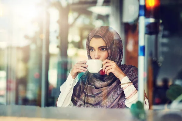 星期六早上慢慢地喝着咖啡 一个在咖啡店里喝咖啡的年轻女人 — 图库照片
