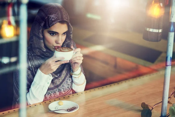 Momente Liniștite Cafea Femeie Tânără Care Bea Ceașcă Cafea Într — Fotografie, imagine de stoc