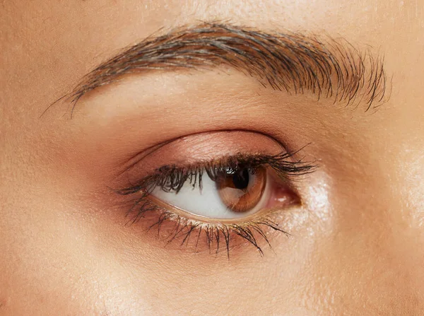 Krása Oko Vize Ženského Makra Přirozeným Neutrálním Očním Stínem Kosmetického — Stock fotografie